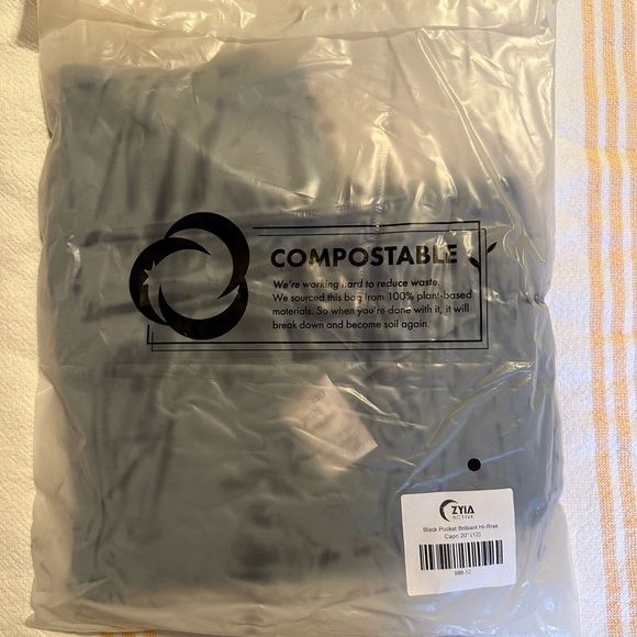 Zyia Black Brilliant Hi-Rise Capri Legging - Picture 5 of 5